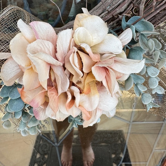 22 Inch Beautiful Summer Floral Twig Wreath with Peach and Cream Flowers- Burlap - Picture 5 of 7